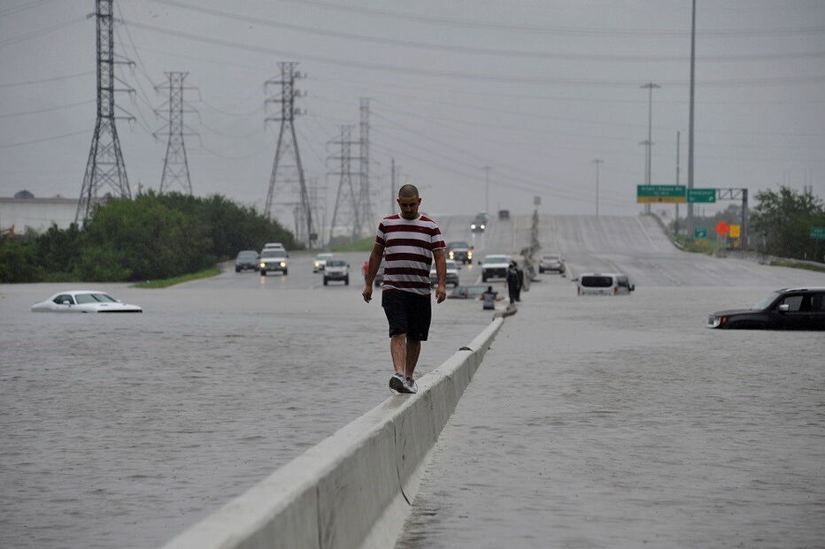 Tempestade tropical ‘Harvey’ vai continuar a fustigar o estado do Texas pelo menos até quarta-feira, ameaçando provocar inundações “catastróficas”   