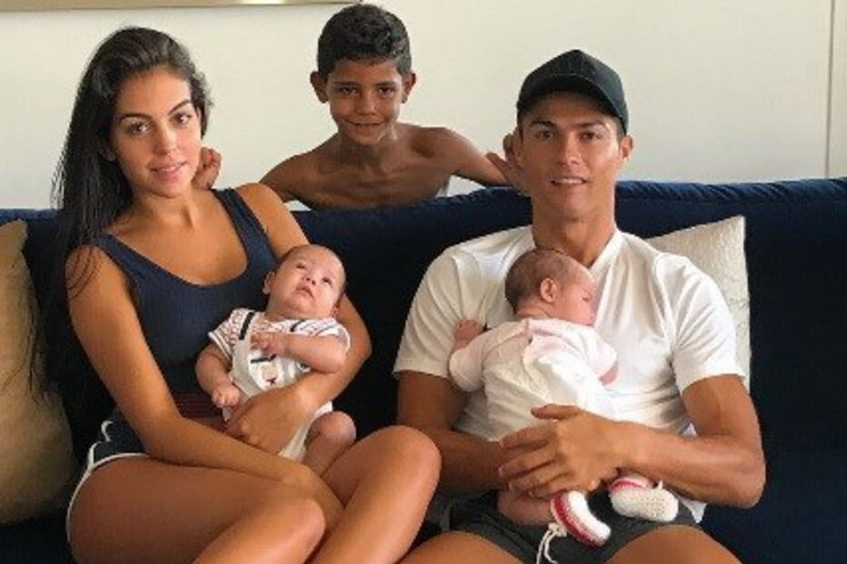 Ronaldo posa com os três filhos e Georgina