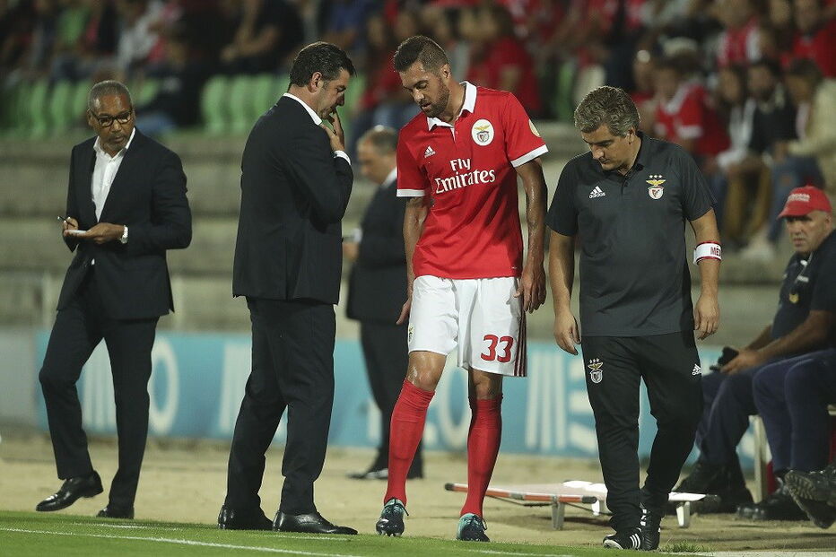 O defesa-central Jardel saiu lesionado aos 14 minutos do jogo com o Rio Ave. Mais um caso clínico na Luz 