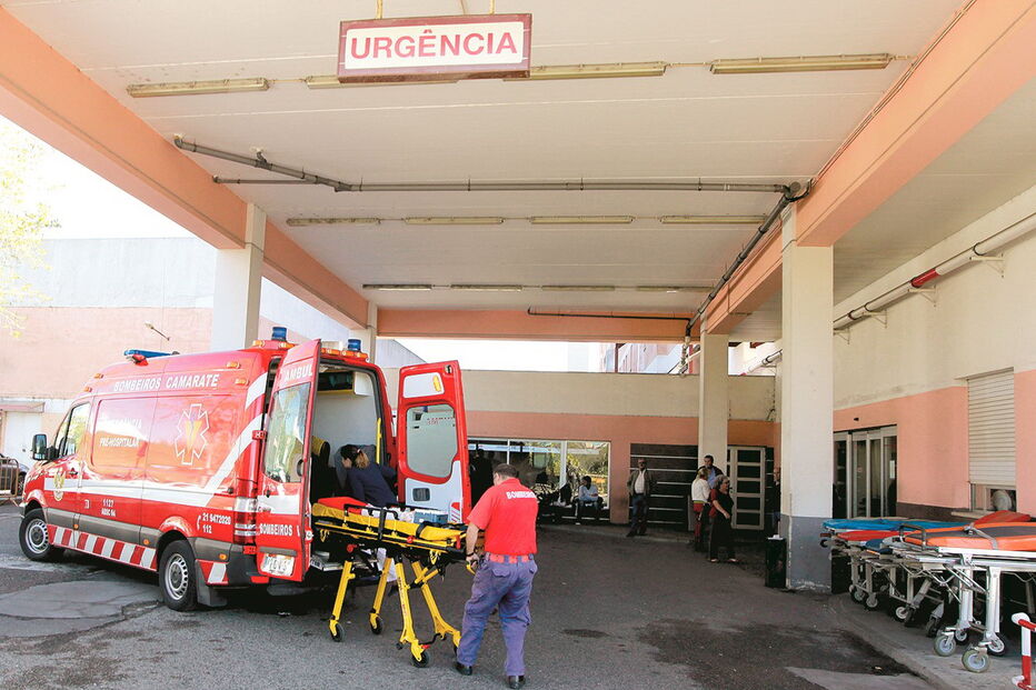 Almada, PSP, rua D. João Portugal, Hospital Garcia de Orta, INEM, crime, lei e justiça, polícia, ladrão, ataque, mulheres, esfaqueada