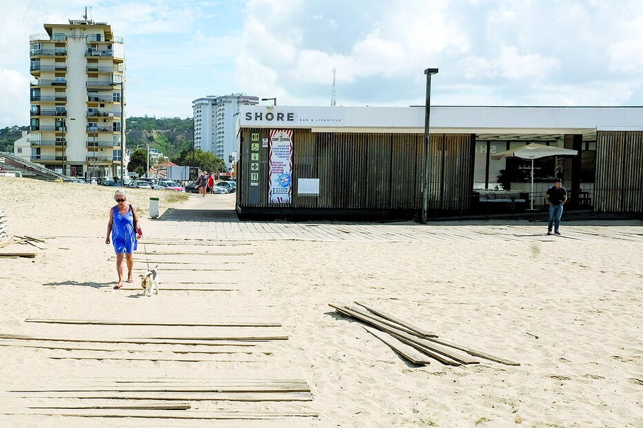 Clientes e banhistas são forçados a andar com extrema cautela para não tropeçarem nas tábuas soltas e levantadas