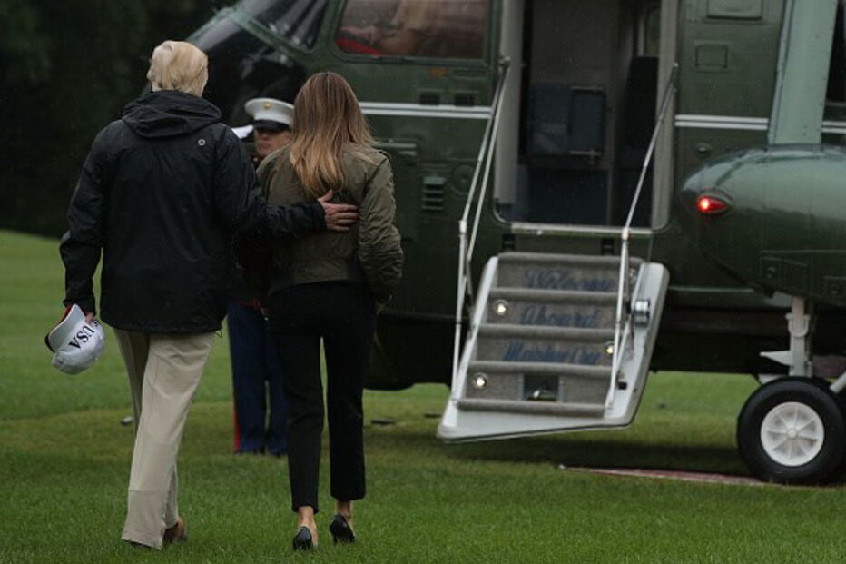 Donald Trump e Melania Trump numa visita ao país afetado pelas cheias