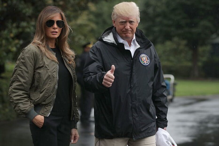 Donald Trump e Melania Trump numa visita ao país afetado pelas cheias