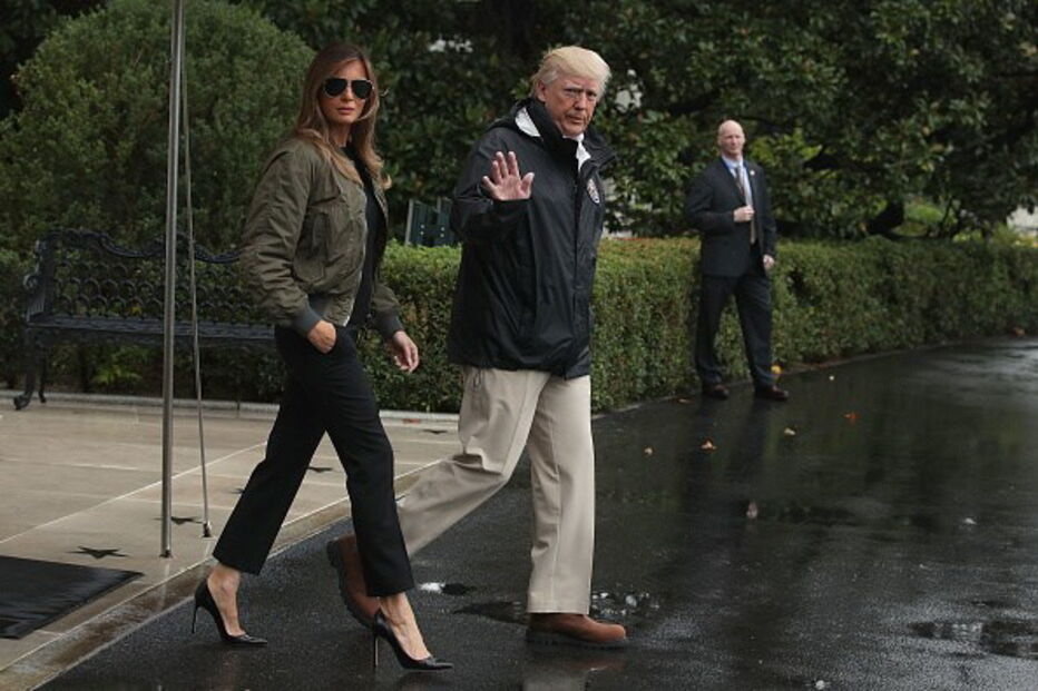 Donald Trump e Melania Trump numa visita ao país afetado pelas cheias