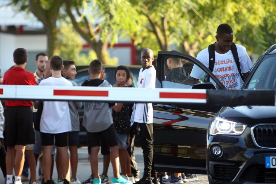 Filho de Madonna no Seixal acompanhado por um guarda-costas