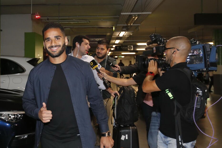 Douglas já está em Lisboa para representar o Benfica