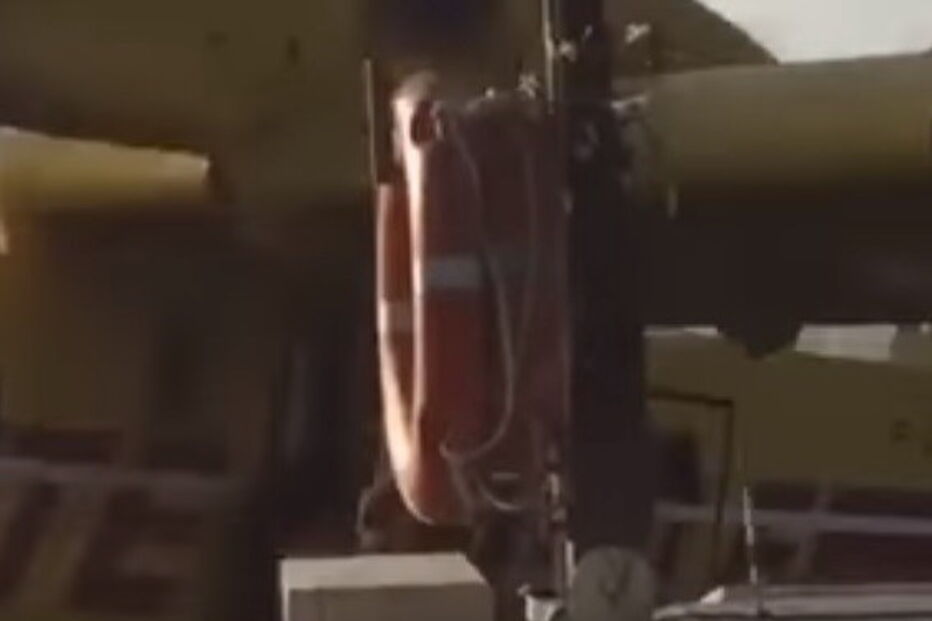 Avião aproximou-se demasiado de barco