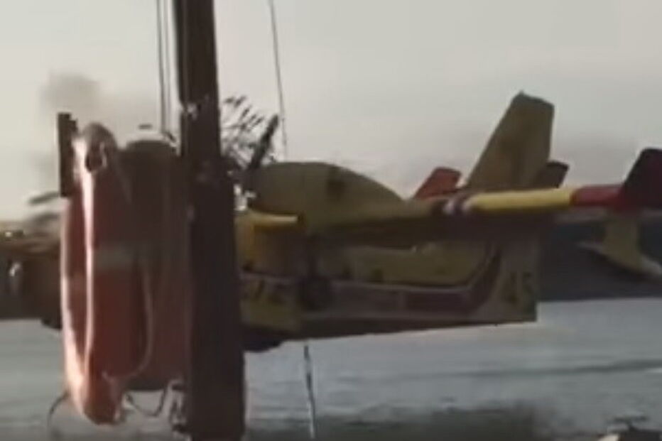 Avião aproximou-se demasiado de barco