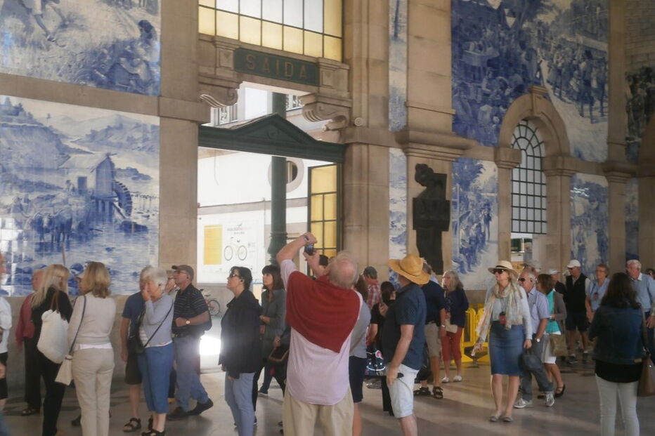 Porto, Invicta, abraços, solidariedade, abraços, euros, dinheiro, angariação, fundos, são bento, metro, comboio