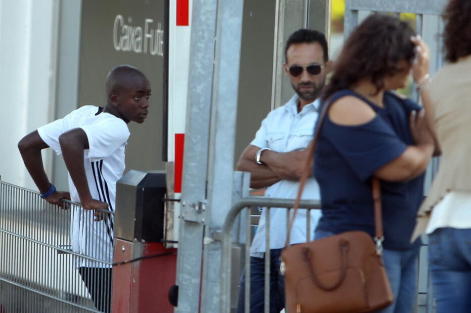 Filho de Madonna no Seixal acompanhado por um guarda-costas