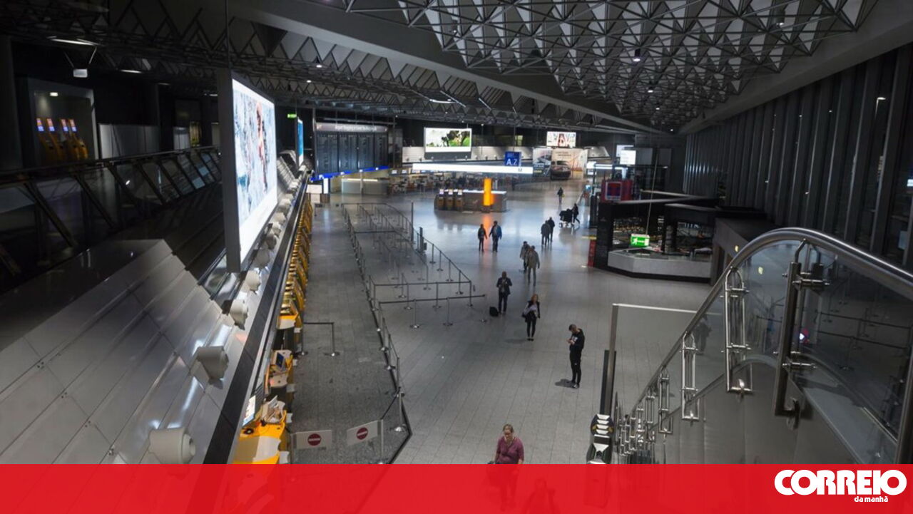 Frankfurt Airport cancels nearly 100 flights due to snow and ice