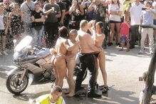 Uma menina assiste ao espetáculo erótico em Oliveira de Azeméis perante o olhar de dezenas de adultos 