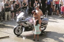 Uma menina assiste ao espetáculo erótico em Oliveira de Azeméis perante o olhar de dezenas de adultos 