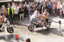 Uma menina assiste ao espetáculo erótico em Oliveira de Azeméis perante o olhar de dezenas de adultos 