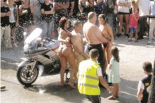 Uma menina assiste ao espetáculo erótico em Oliveira de Azeméis perante o olhar de dezenas de adultos 