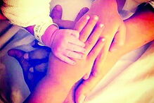 2017-09-02_22_30.34 Nas redes sociais, o ator e a mulher Francisca partilharam uma foto com todos os membros da família de mãos dadas.jpg