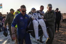 A bordo da Soyouz MS-04 estavam Peggy Whitson, o seu colega da NASA Jack Fischer e o russo Fyodor Yurchikhin, da agência espacial Roscosmos