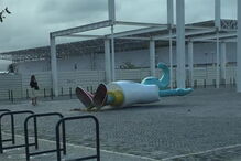 Imagem da mascote caída no Parque das Nações