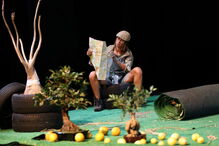 Atores em palco durante a peça 'À Boleia para Hollywood'