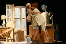 Atores em palco durante a peça 'À Boleia para Hollywood'