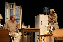 Atores em palco durante a peça 'À Boleia para Hollywood'