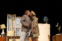 Atores em palco durante a peça 'À Boleia para Hollywood'