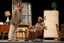 Atores em palco durante a peça 'À Boleia para Hollywood'