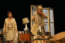 Atores em palco durante a peça 'À Boleia para Hollywood'