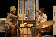 Atores em palco durante a peça 'À Boleia para Hollywood'