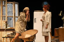 Atores em palco durante a peça 'À Boleia para Hollywood'