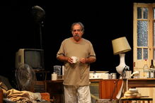 Atores em palco durante a peça 'À Boleia para Hollywood'