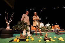 Atores em palco durante a peça 'À Boleia para Hollywood'