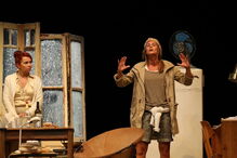 Atores em palco durante a peça 'À Boleia para Hollywood'