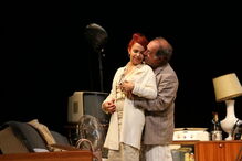 Atores em palco durante a peça 'À Boleia para Hollywood'