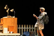 Atores em palco durante a peça 'À Boleia para Hollywood'