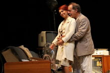 Atores em palco durante a peça 'À Boleia para Hollywood'