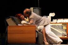 Atores em palco durante a peça 'À Boleia para Hollywood'