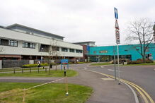 Homem corta pénis no local de trabalho