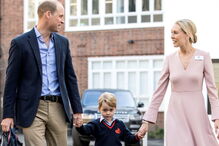 Príncipe George com o príncipe William a chegar à escola