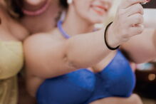 Mulheres tiram camisola por luta contra o cancro em calendário solidário