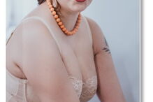 Mulheres tiram camisola por luta contra o cancro em calendário solidário