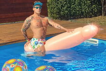 Neven Ciganovic, de 45 anos, ficou com uma ereção permanente após cirurgia ao nariz