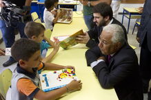 António Costa e Tiago Brandão Rodrigues ofereceram os manuais, agora gratuitos no 1º ciclo, aos alunos da Escola Ribeiro de Carvalho, no Cacém (Sintra)   