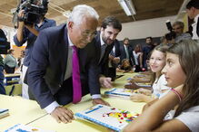 António Costa e Tiago Brandão Rodrigues ofereceram os manuais, agora gratuitos no 1º ciclo, aos alunos da Escola Ribeiro de Carvalho, no Cacém (Sintra)   