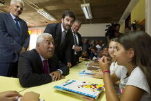 António Costa e Tiago Brandão Rodrigues ofereceram os manuais, agora gratuitos no 1º ciclo, aos alunos da Escola Ribeiro de Carvalho, no Cacém (Sintra)   