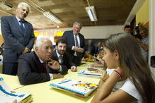 António Costa e Tiago Brandão Rodrigues ofereceram os manuais, agora gratuitos no 1º ciclo, aos alunos da Escola Ribeiro de Carvalho, no Cacém (Sintra)   