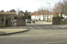 Homem está a ser seguido no Magalhães Lemos