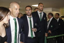 Jogadores e técnicos do Sporting na partida para a Grécia