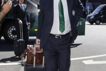 Jogadores e técnicos do Sporting na partida para a Grécia