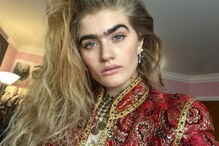 Modelo com ‘monocelha’ dá que falar nas redes sociais